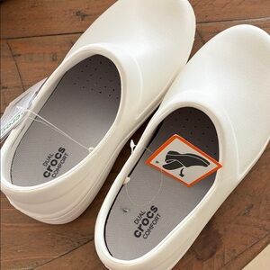 NEW ! CROCS Dual Comfort White Slip-Ons Sz 7